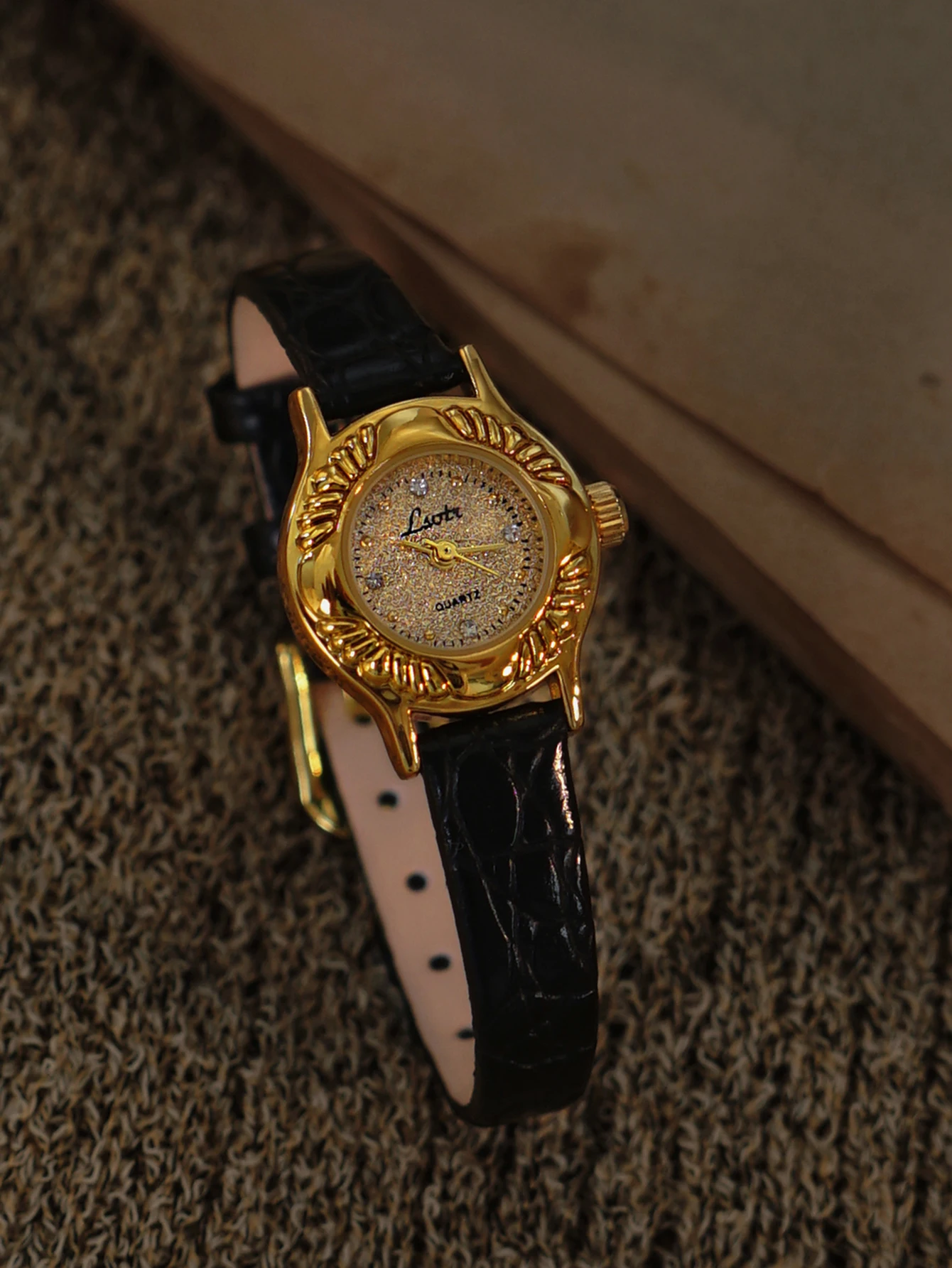 

1 new elegant and exquisite ladies quartz watch with small gold dial and small waterproof ladies watch with black leather strap.