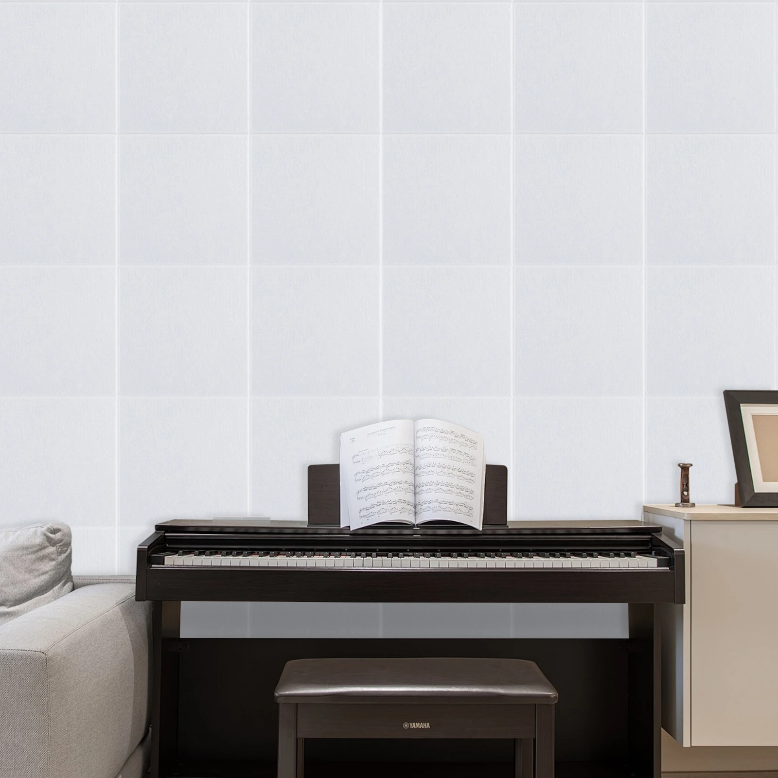 18 szt. Kwadratowe panele akustyczne samoprzylepne izolujące dźwięk 30 x 30 x 0,9 cm do studia, biura, białe, czarne, srebrne, szare