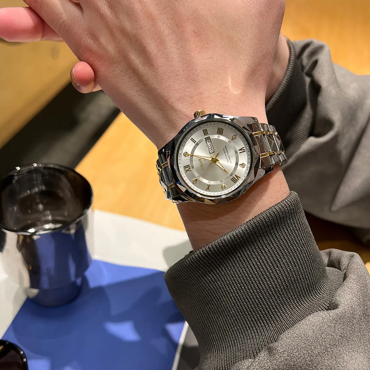 

UTHAI Fashionable Men Watch Night Light Waterproof Dual Calendar Quartz Watch Light Luxury Clock Gift Watches For Man