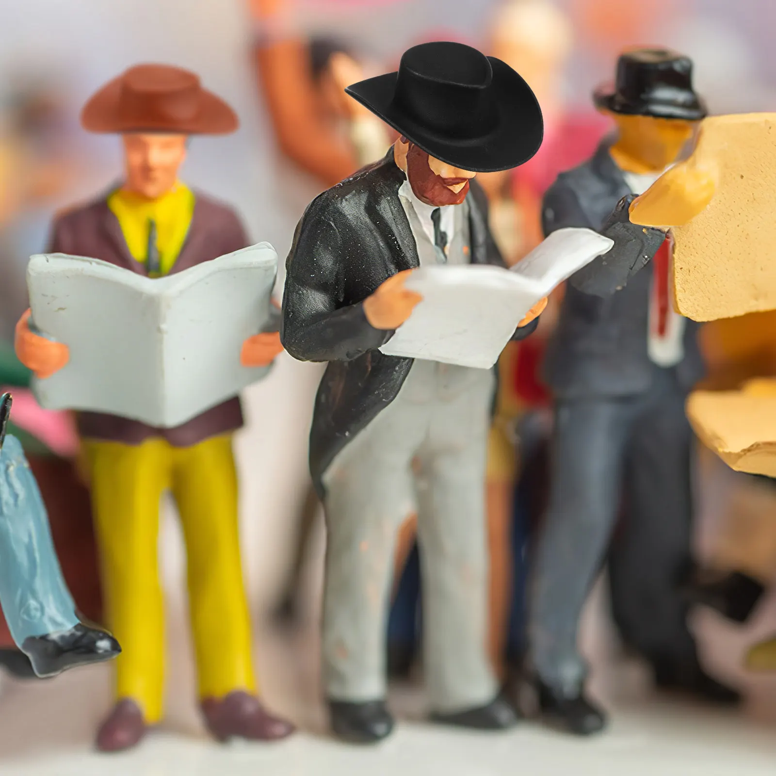 40Pcs Mini Cowboy Hats Plastic Tiny Hats for Crafts Cupcake Toppers Home Decor Party Favors Dollhouse Miniatures Decor