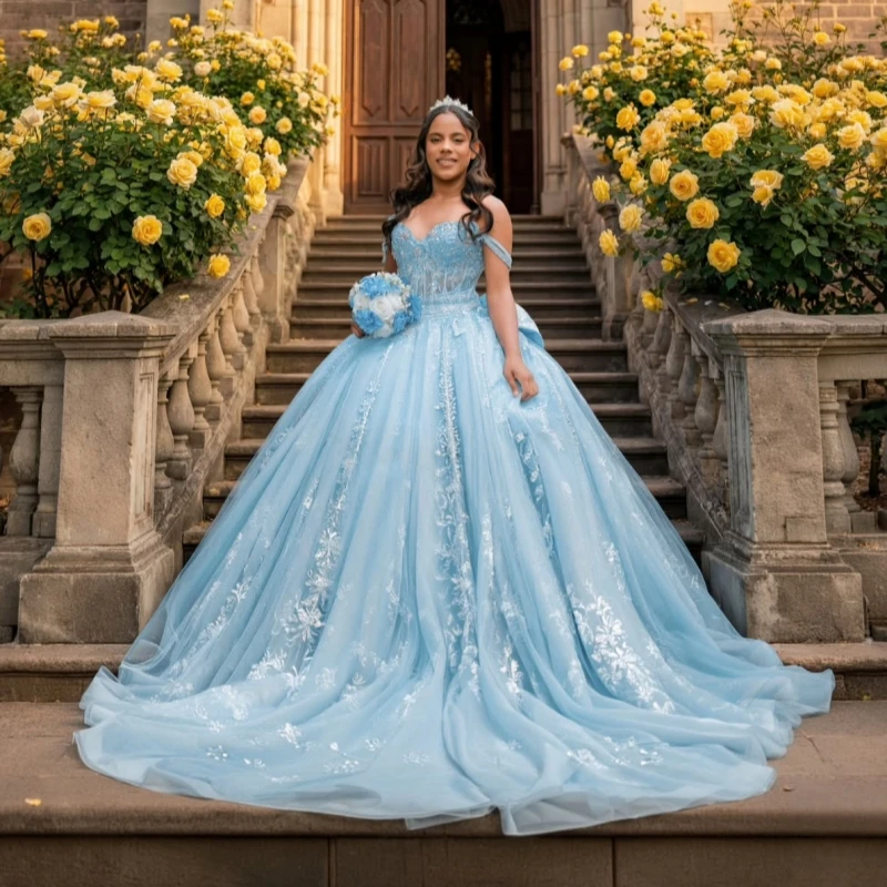 

Небесно-голубое блестящее бальное платье для Quinceañera 2026 с аппликациями, кружевом, бисером, кристаллами, бантом, тюлем, корсетом, открытыми плечами, для Sweet 16, с жилетом