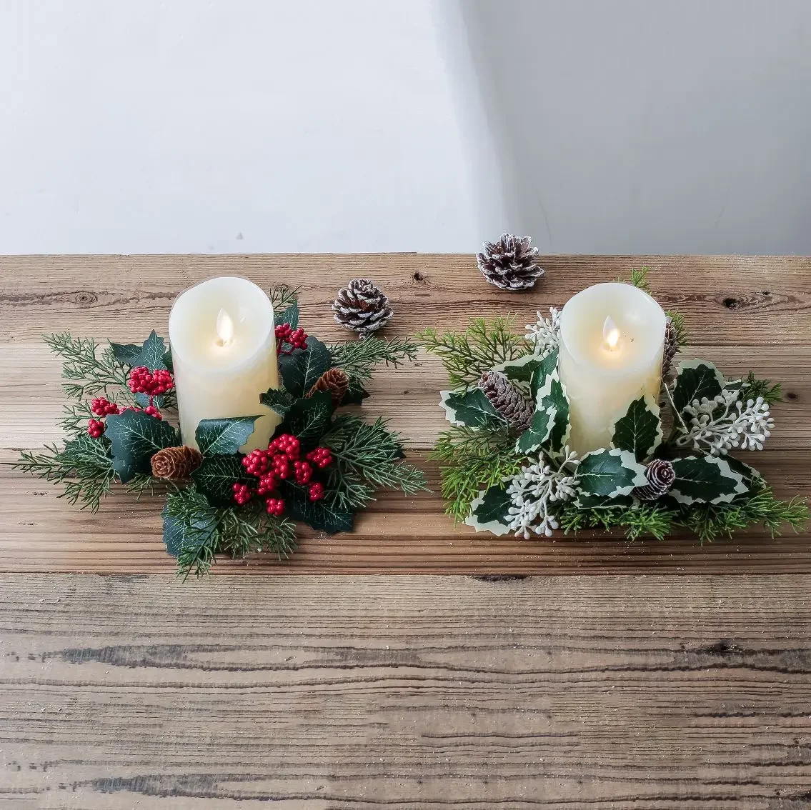 Christmas Wreath Candle Holder Christmas Party Table Top Candle Holder Decorated with Artificial Berry Wreath Candle Holder