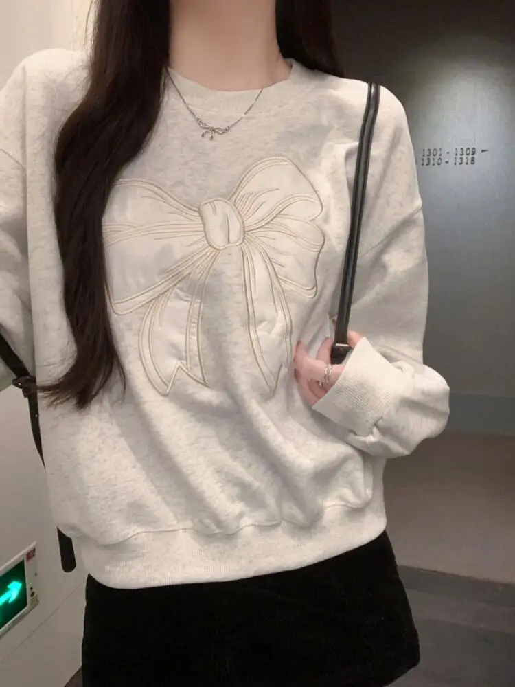 เสื้อฮู้ดดี้โอเวอร์ไซส์ผู้หญิง แต่งโบว์ปัก คอกลม แขนยาว ทรงหลวม ผ้าพลัฌ ใส่สบาย เหมาะสำหรับฤดูใบไม้ร่วงและฤดูหนาว เนื้อผ้าบางเบา