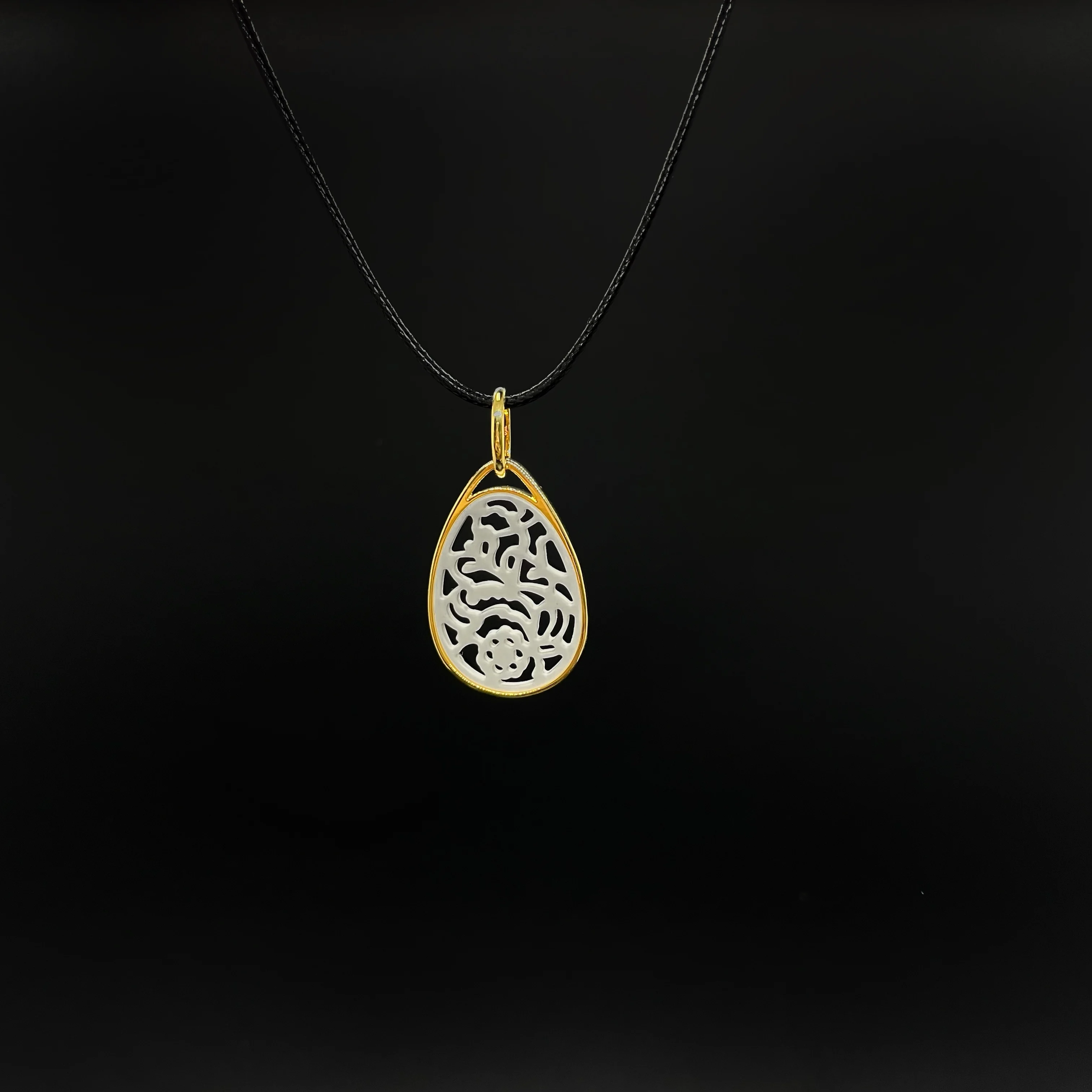 

Classic women's jewelry teardrop-shaped Bohemian Victoria Pendant hand-carved hollowed out flower gold-plated necklace Valentine