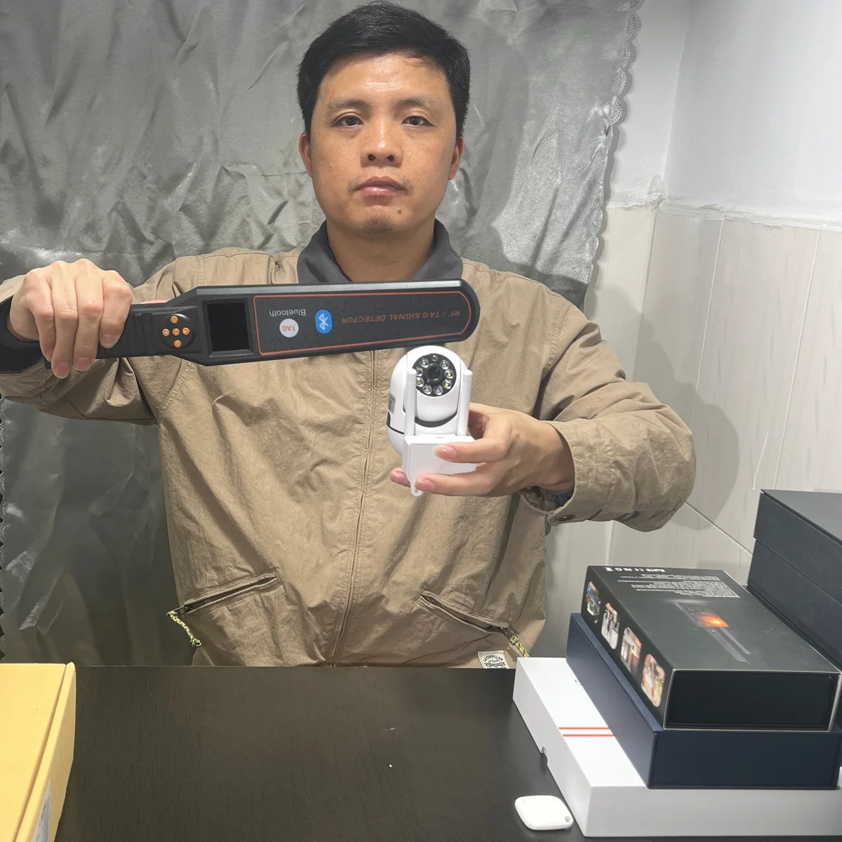 

TAG Tracker Detector Pro - Find Apple AirTag, Huawei Tag, Bluetooth Locator, GPS Tracker, Wireless Camera with SDR Technology