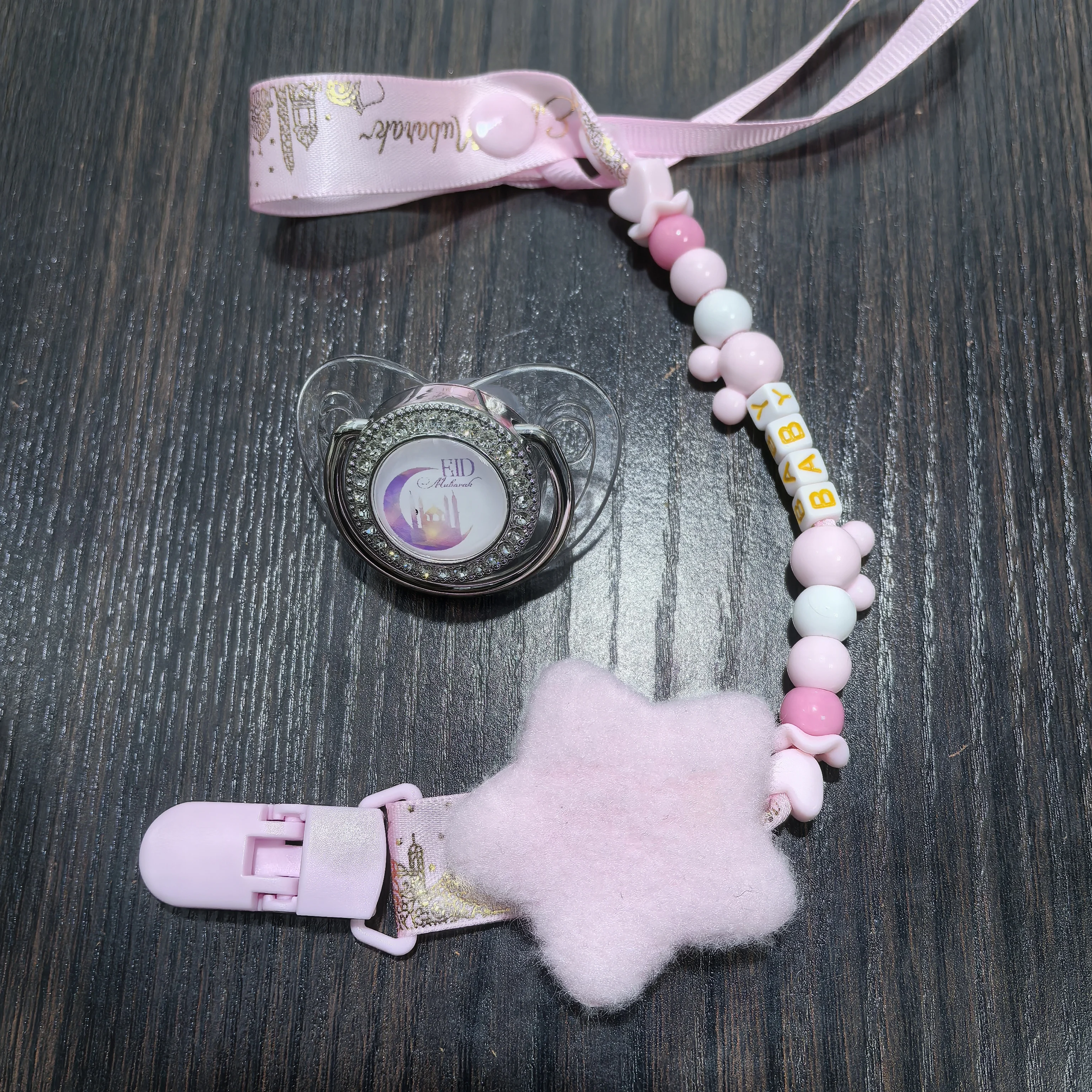 

Розовая цепочка для соски с бусинами и стразами - мягкий войлочный прорезыватель-луна, индивидуальный держатель для соски с именем ребенка на исламский праздник