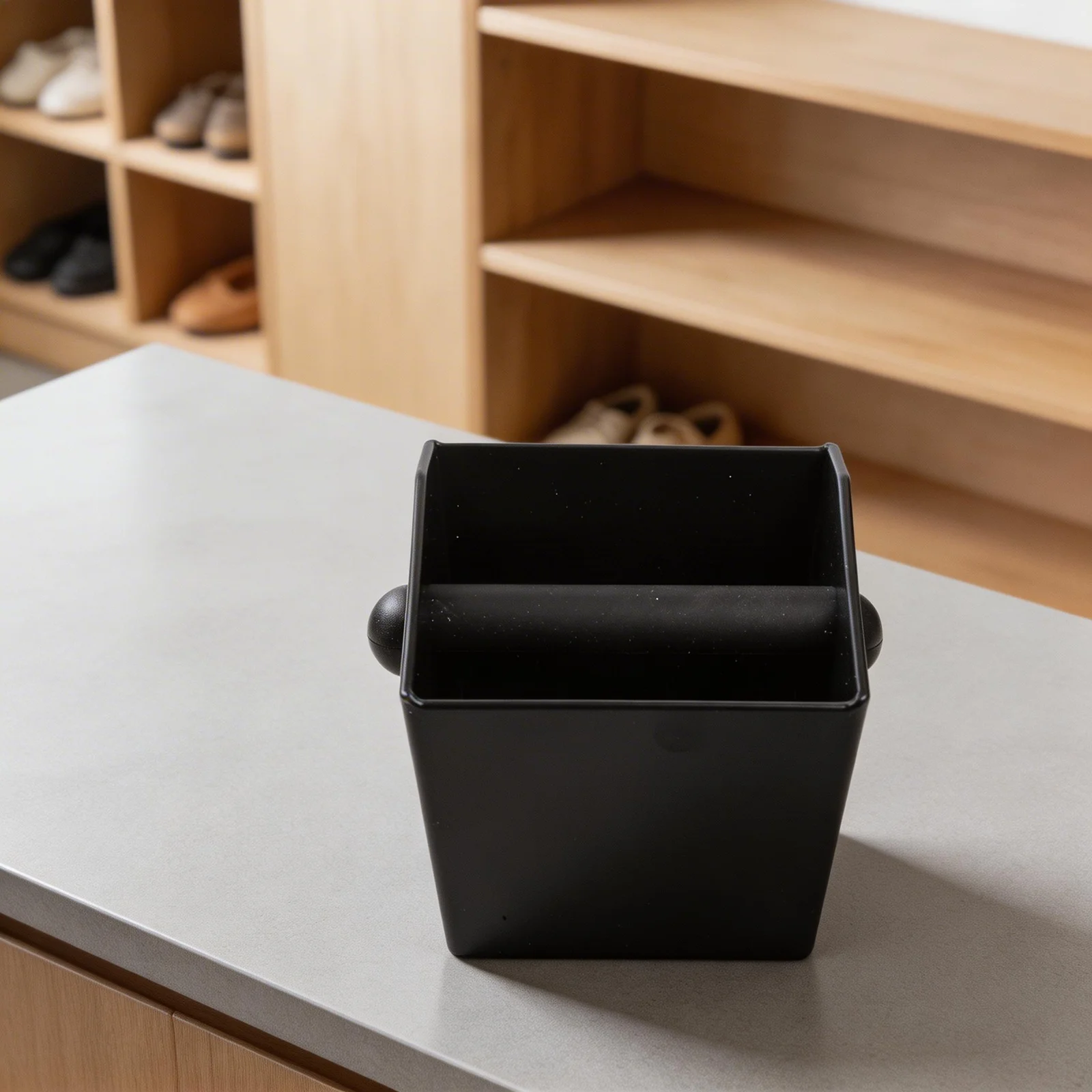 Rust proof ABS coffee tapping bucket with noise reduction steel core and non slip silicone base for professional bars