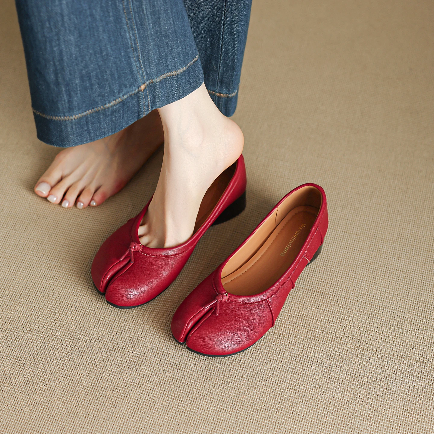 nouvelles-chaussures-plates-femme-2026-vintage-rouge-a-bout-fendu-talon-Epais-confortable-tendance-et-polyvalentes