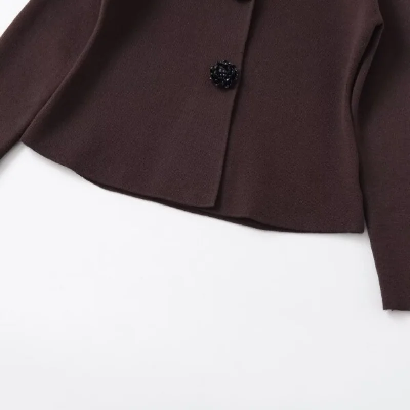 Damski kardigan z dzianiny, ozdobiony guzikami i klejnotami, jesienno-zimowa moda, swobodna odzież wierzchnia