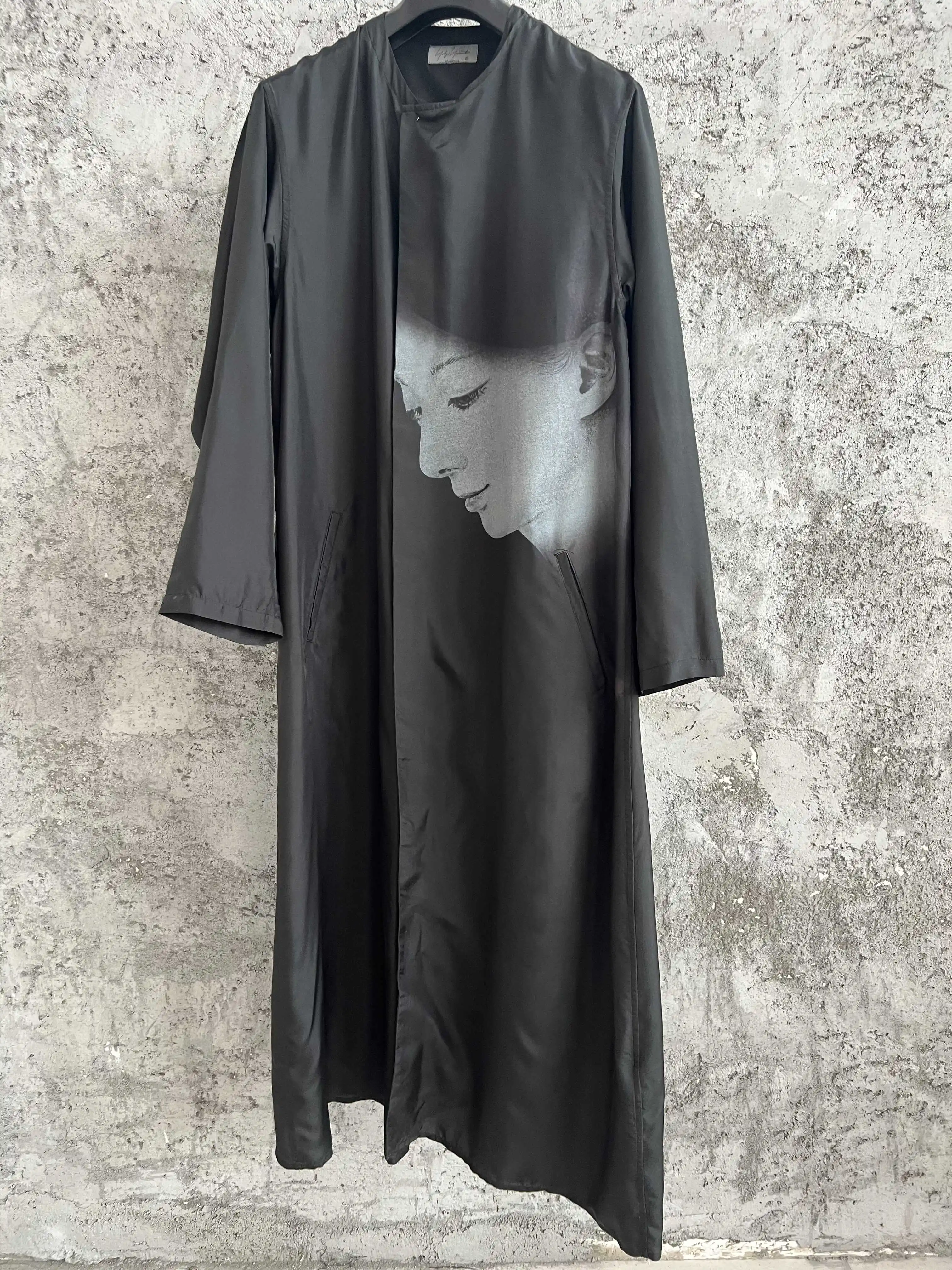 

The TOP-YAMAMOTO original design Snake Girl mid-length Uchida Finch windbreaker features a casual, comfortable and versatile des