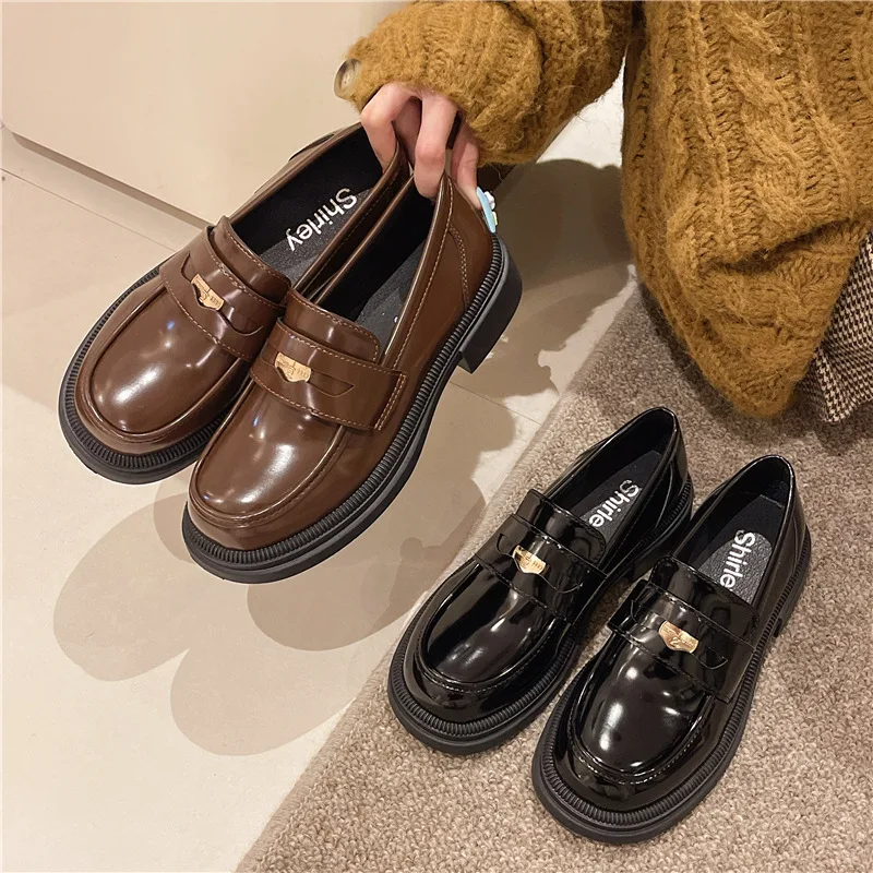 Kleine Lederschuhe für Damen im Herbst, neue, vielseitige, vielseitige Plateau-Loafer im britischen Stil mit Temperament in Schwarz und Braun