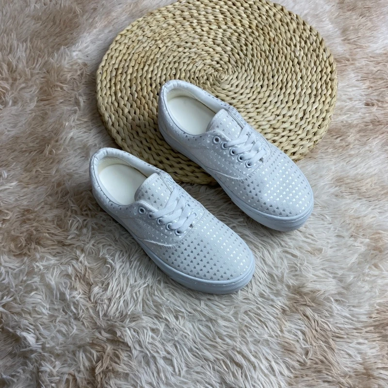 

Белые кеды с вырезами в форме сердца, низкие, размеры 36-48, полностью белые, с дышащим верхом, в ретро-уличном стиле