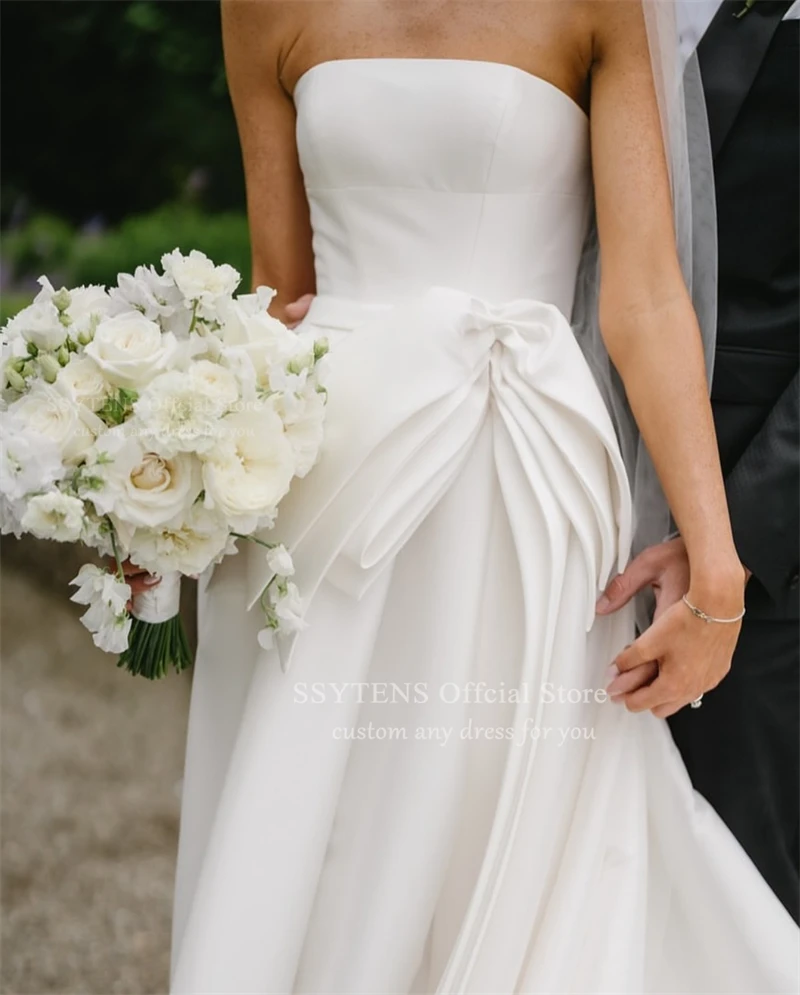 SSYTENS Anmutige Satin-Brautkleider 2026, trägerlos, plissiert, zivile Brautkleider, Schleife, offener Rücken, hoher Schlitz, Brautkleid, individuell gestaltet