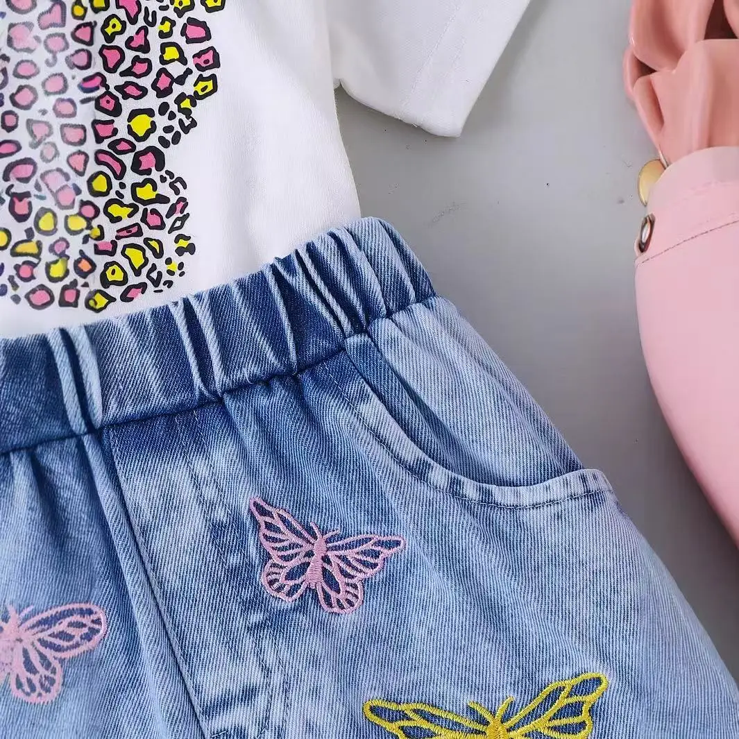 طقم شورت صيفي جديد لطيف وحلو للأطفال لعام 2025 طقم شورت بأكمام قصيرة مطبوع عليه فراشة على الموضة الكورية للفتيات مكون من قطعتين