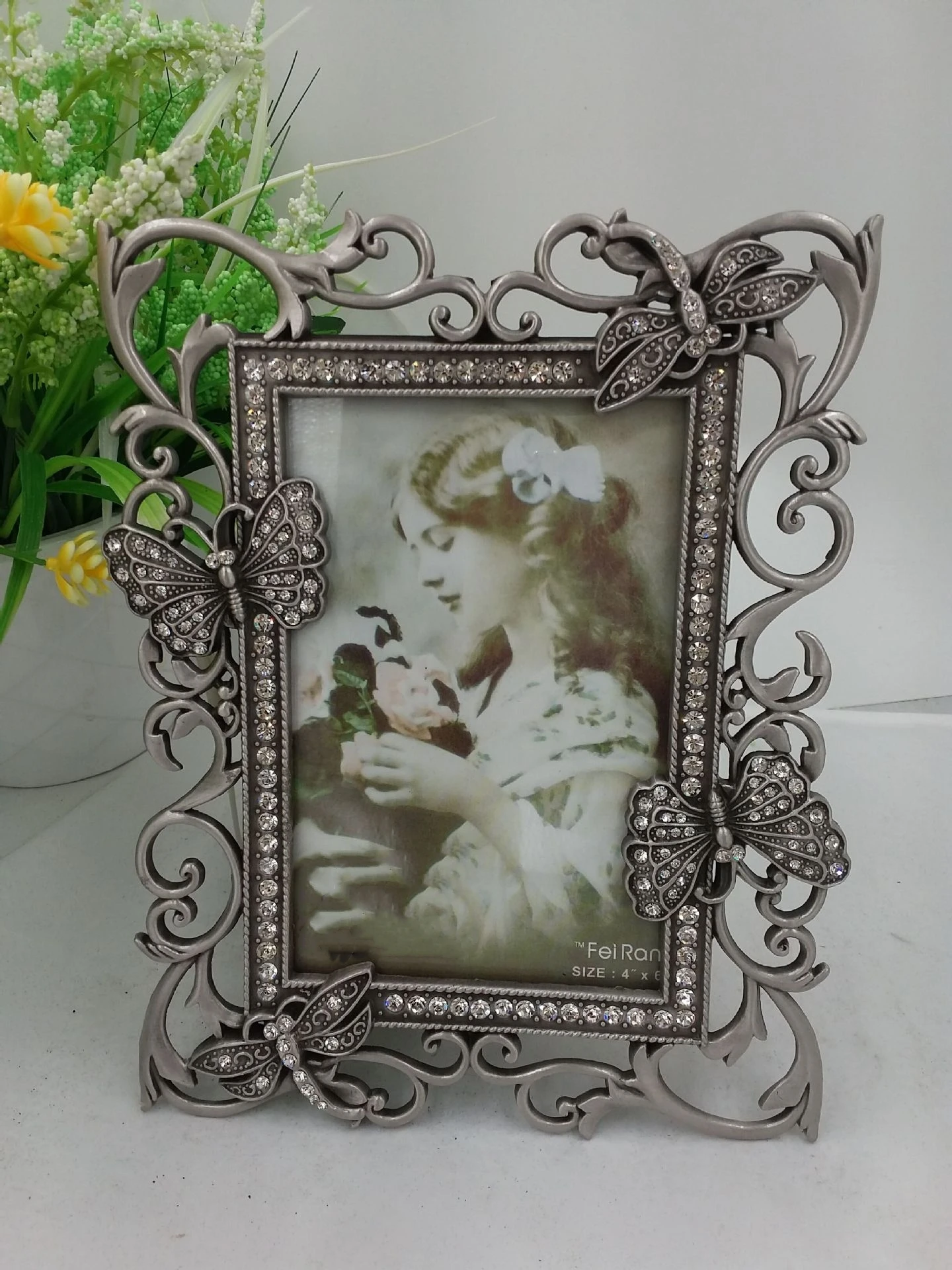 

Modern Simple Creative Metal Picture Frame With Buttfly Diamond Wedding Dress Souvenir Picture Frame Birthday Party Gift