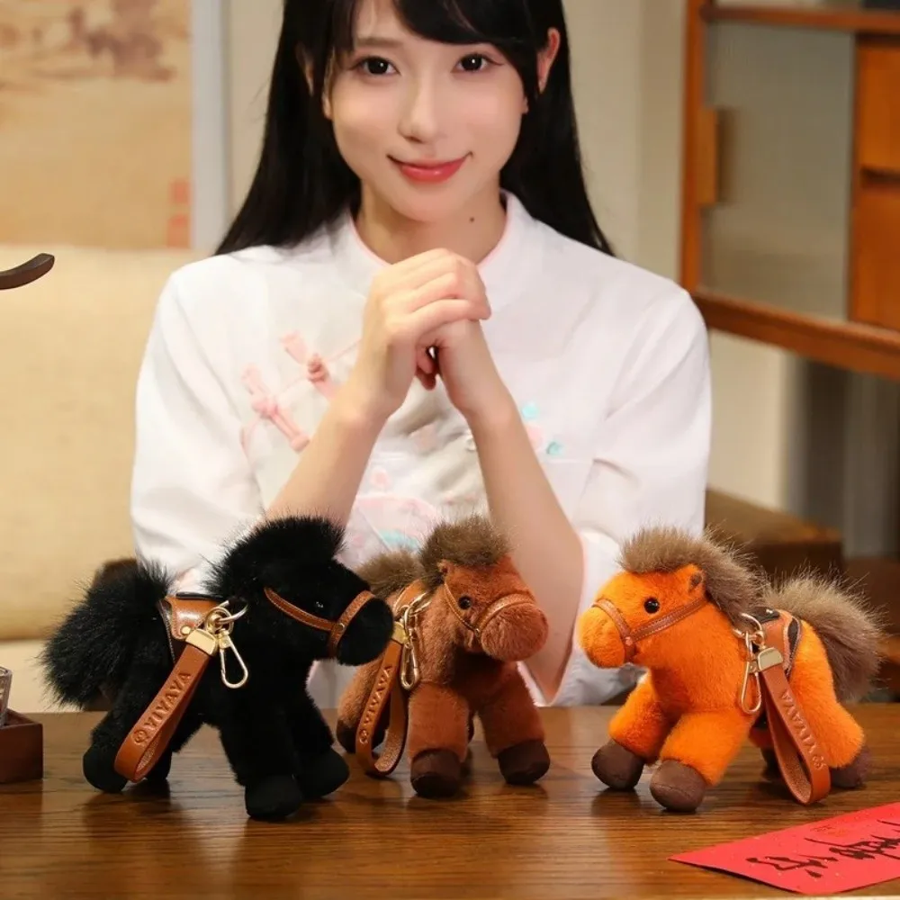 Portachiavi con ciondolo pony animale di peluche Anno del cavallo mascotte 20 cm Portachiavi pony in peluche con sella Borsa morbida Ciondolo Regalo per bambini