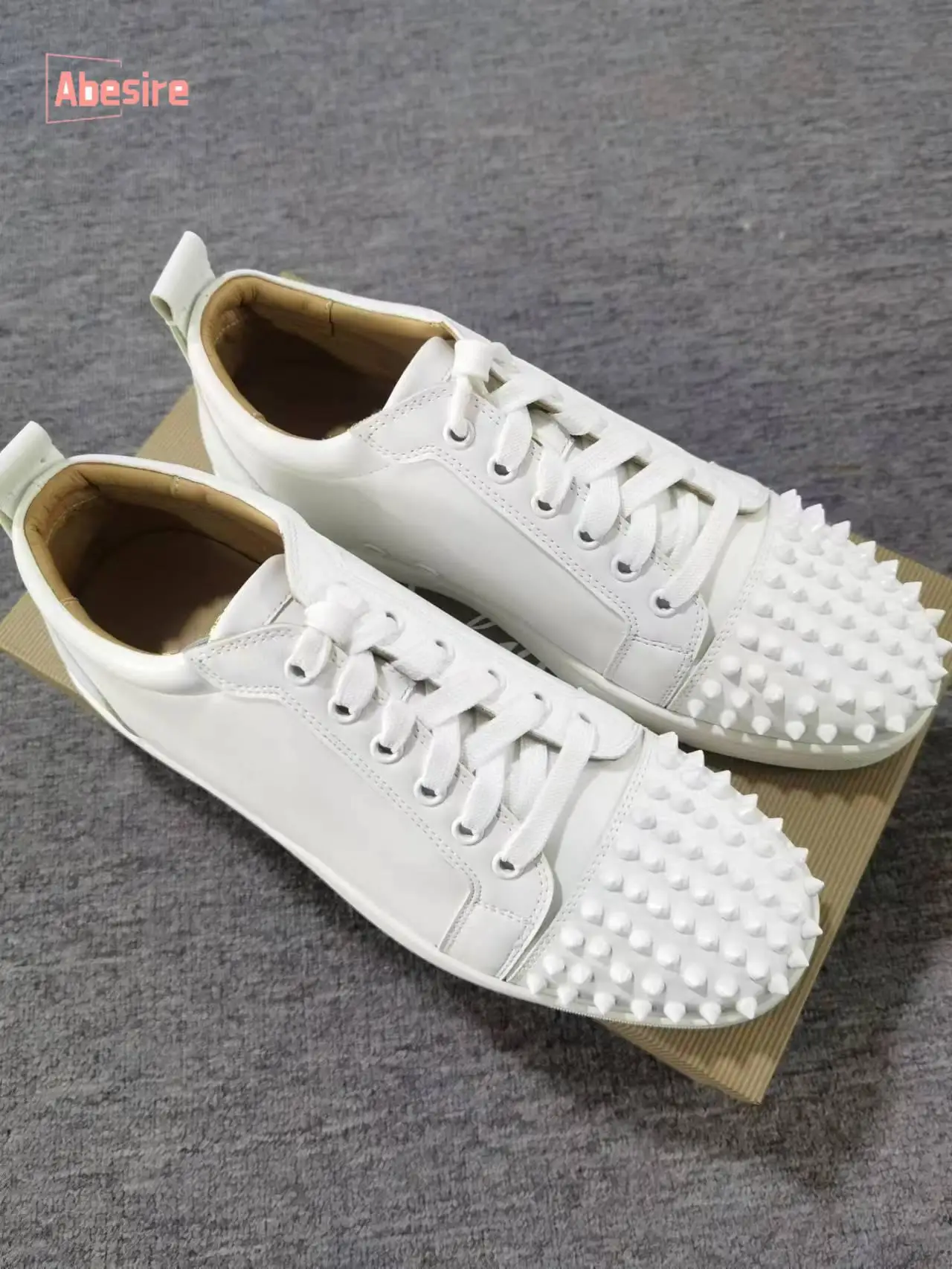 

Classic Men's Sports Shoes, Versatile and Trendy, Casual White Shoes with Rivet Decoration, Flat Bottom and Low Heel Design