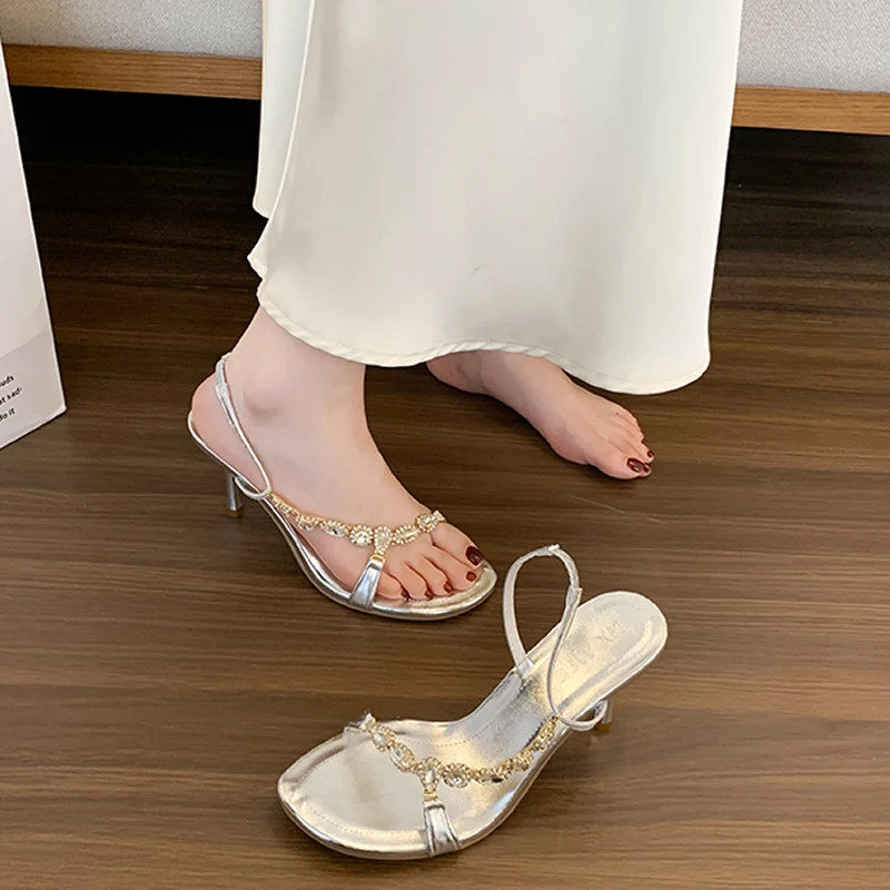 

Женские весенние туфли на высоком каблуке с гладким ремешком, новые пикантные туфли на шпильке с открытым носком и стразами с золотым ремешком сзади, круглый носок, полиуретановая резина