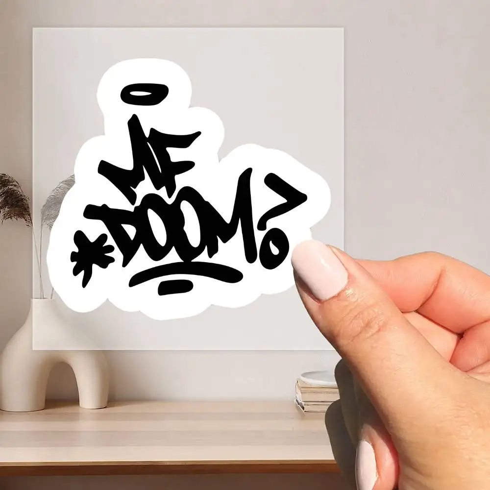 Adoro las pegatinas impermeables de MF Doom para decorar ventanas de coches, motocicletas y ordenadores.