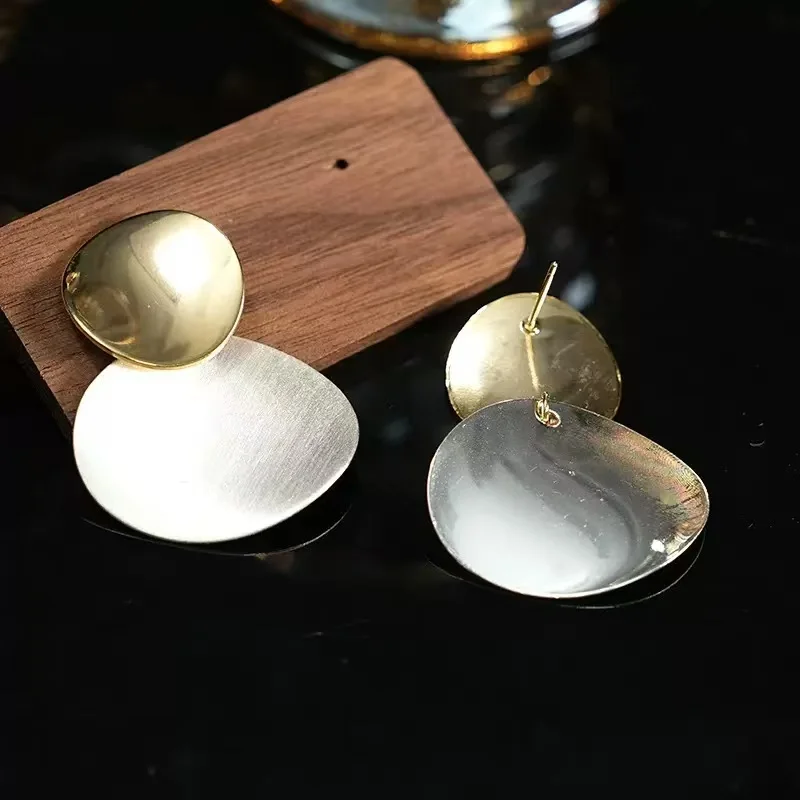 أقراط هندسية خفيفة الوزن غير متماثلة، قرص ذهبي لامع مع بيضاوي فضي مصقول لمظهر الطبقات لأسلوب مرتفع للاستخدام اليومي #2