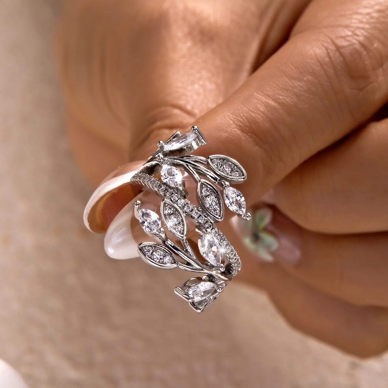 Ineinandergreifende Blätter-Design Ring aus Kupfer mit Zirkonia für Damen, Natur-Organischer Gedrehter Ranken-Stapelring, Fingerschmuck – Detail 4