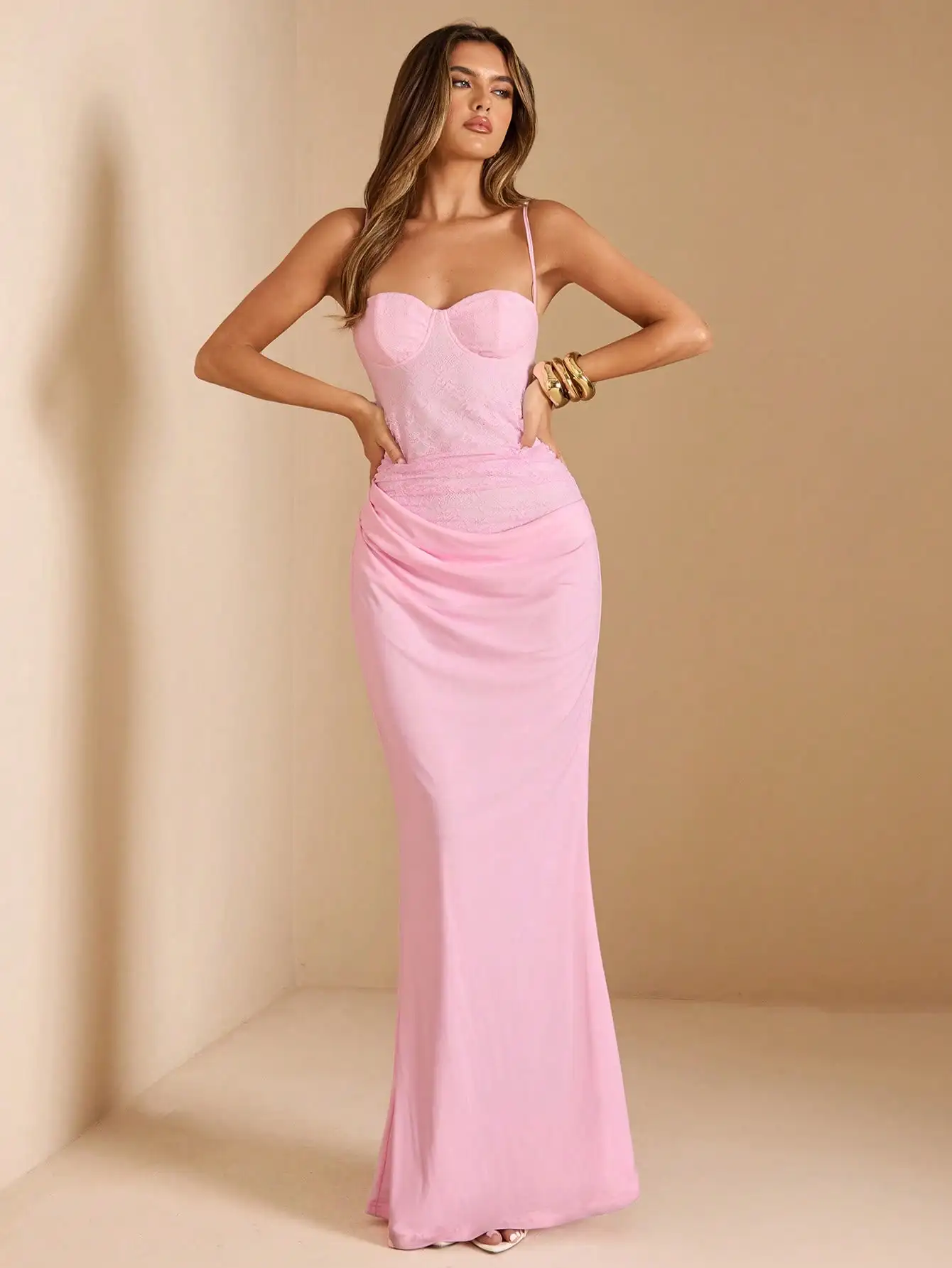 Abito lungo a sirena con pizzo rosa patchwork per invitati a matrimoni, feste e appuntamenti