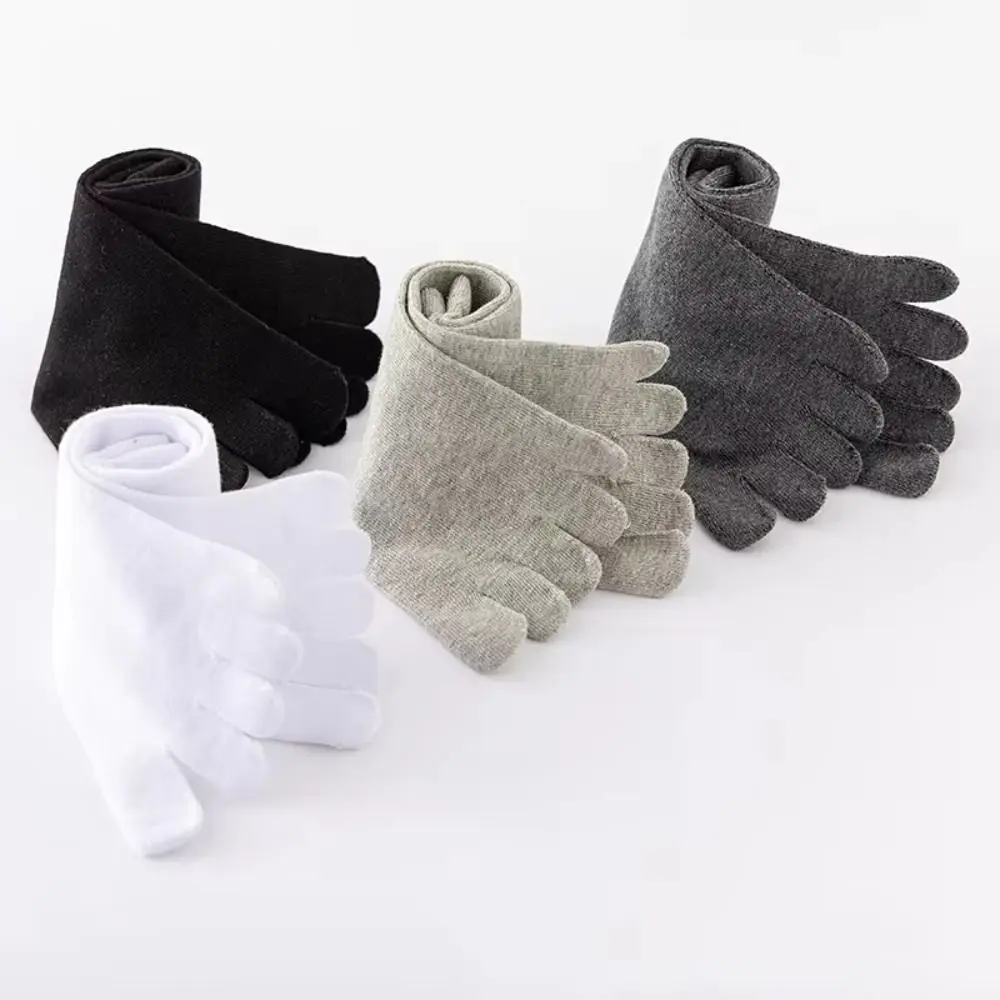 ถุงเท้าผ้าฝ้ายห้านิ้วที่สวมใส่สบาย ถุงเท้ากีฬาต้านเชื้อแบคทีเรียระบายอากาศได้ ถุงเท้ากลางท่อซึมซับเหงื่อสำหรับผู้ชาย