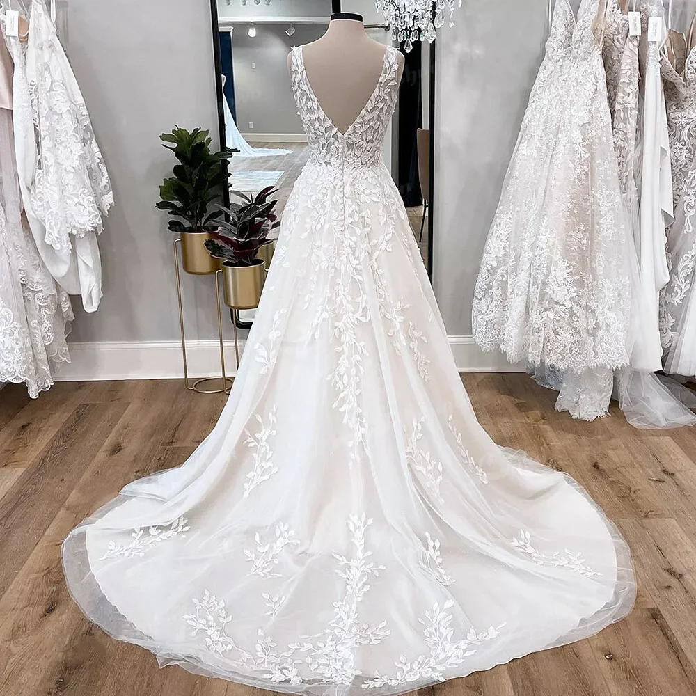 Boho-Hochzeitskleid mit tiefem V-Ausschnitt, Tank-Träger, offener Rücken, Spitzenapplikationen, A-Linie, Strand-Brautkleid, Hofschleppe, individuell gestaltet