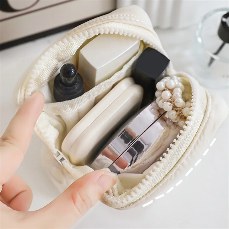 

2024 Portable Makeup Bag Korean Square Small Makeup Bag Student Small Earphones Zero Wallet Girl Portable Lipstick Storage Bags