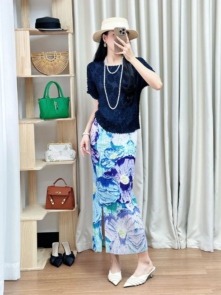 

Черный комплект с текстурным принтом: топ с воротником-халтер и короткими рукавами, плиссированная юбка, корейский стиль, летний наряд для женщин