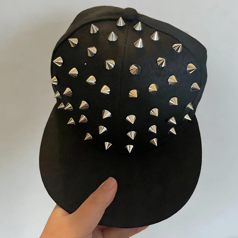 

Бейсбольная кепка с заклепками в уличном стиле Subculture Girls Y2K Rock Metal Rivet Flat Hat для женщин и мужчин Панк Хип-хоп Металлические кепки с заклепками