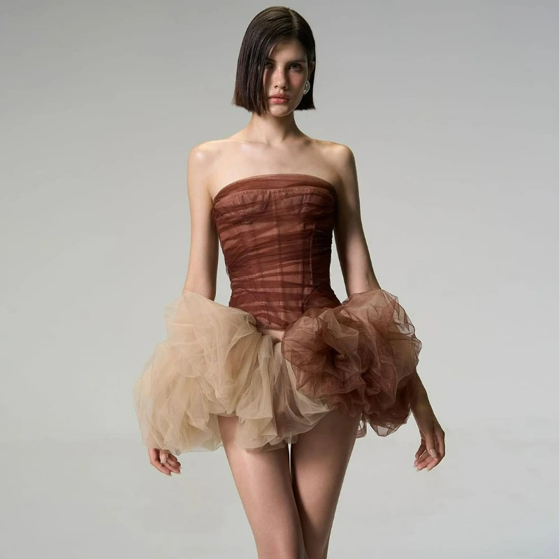 

Летний комплект 2026: Новинка, модный американский ретро-стиль, элегантный коричневый комплект из топа без бретелек и пышной юбки из фатина для женщин