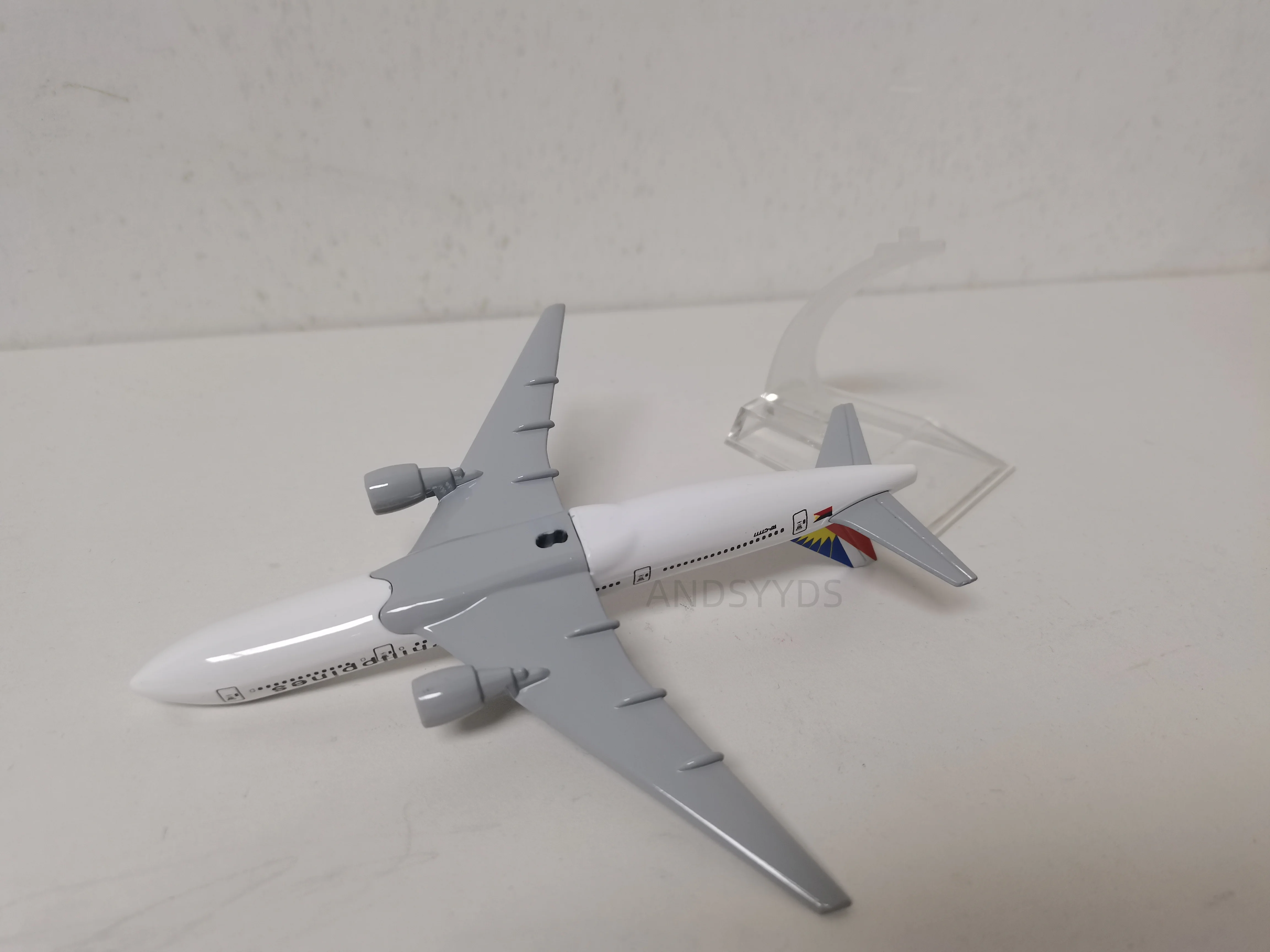 16cm 1/400 Scale Aircraft Metal Replica B777 Philippines Diecast Airplanes Model With Stand Miniature Aviation Desk Decoration