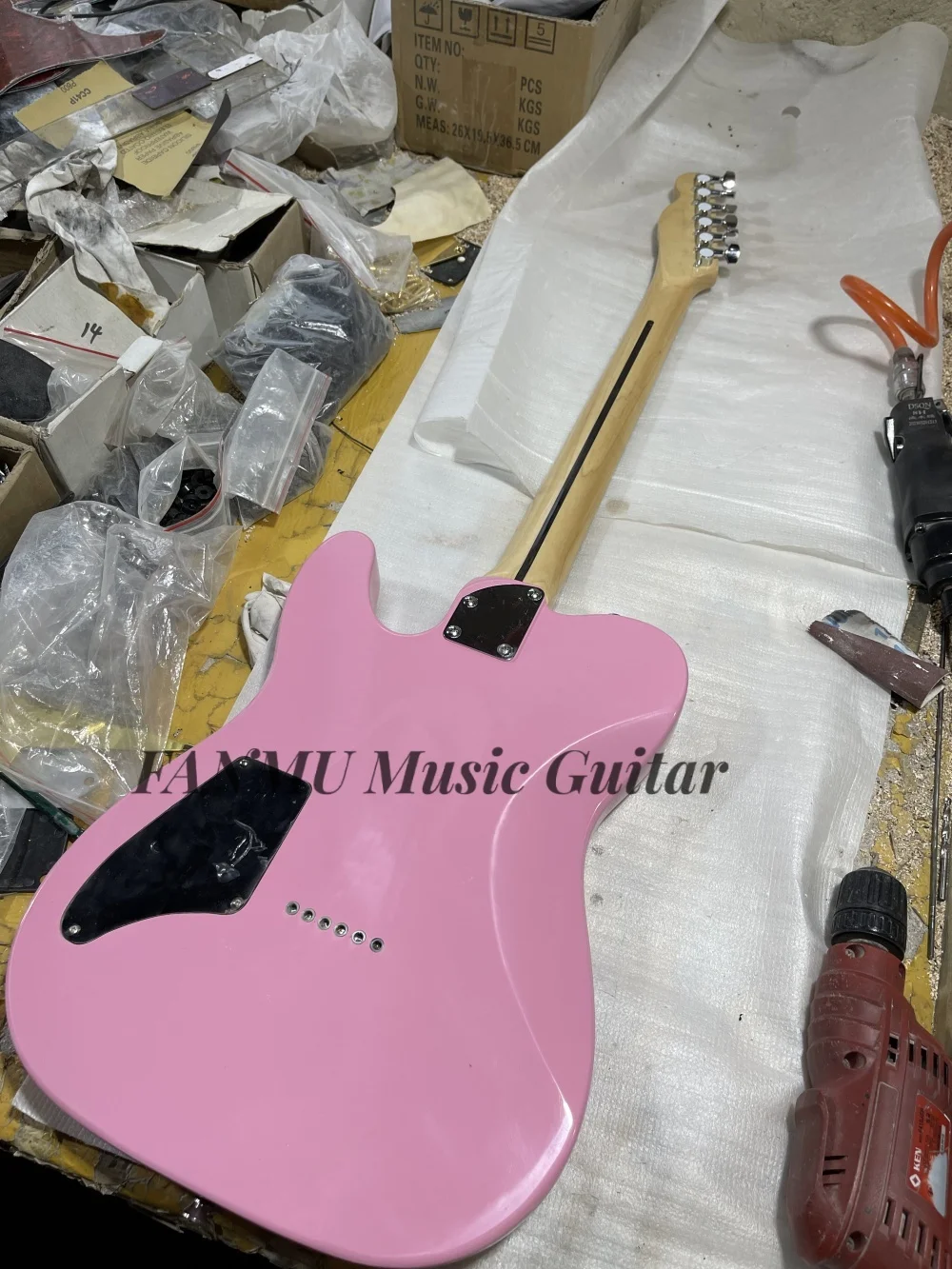 

Розовая гитара, фиксированный бридж, звукосниматели H, корпус из цельного дерева, кленовый гриф, кленовый гриф с красными точками, настраиваемый