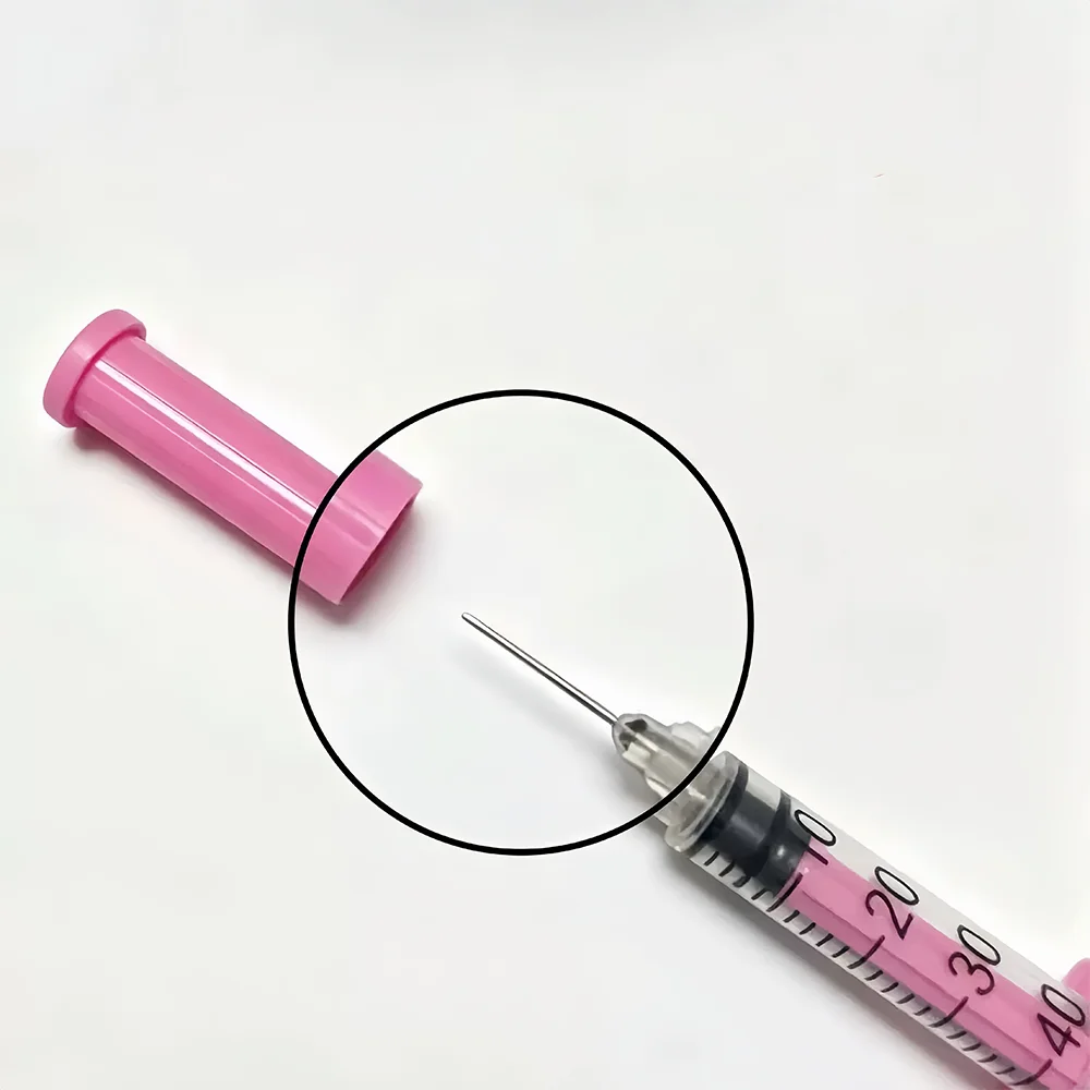 1ml 31G (6mm) Einweg-Veterinärspritze aus rosa Kunststoff, sterile Insulinspritze, ausgestattet mit einem rosa Kappe und Nadel, geeignet für den Einsatz bei Haustieren, Nutztieren und in Laboren. – Detail 9