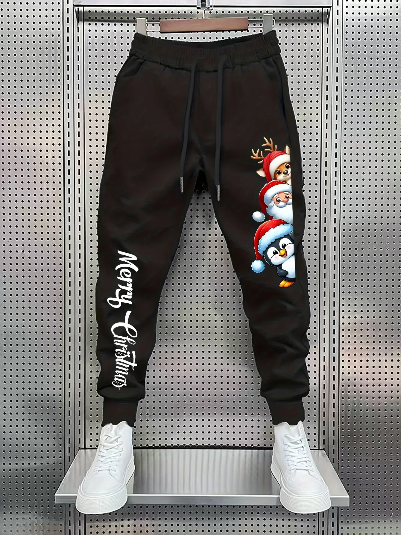 

Новые мужские брюки на Рождество 2025 – это удобные, мягкие, повседневные и модные мужские брюки с принтом Санта-Клауса.
