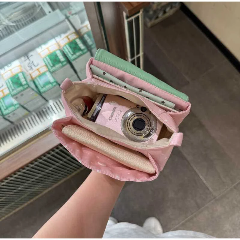 Erdbeerfarbene gepunktete Umhängetasche, leichte, vielseitige Umhängetasche für Pendlerinnen, niedliche Flip-Messenger-Tasche, Mädchen-Geldbörse – Detail 13