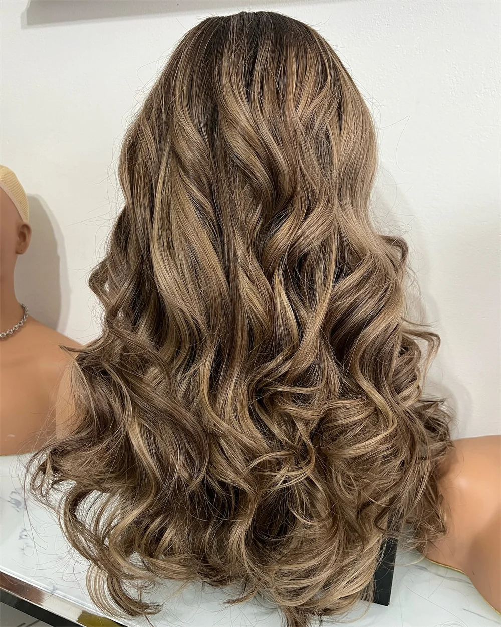 

Коричневый парик с мелированием, синтетический, с кружевной передней частью 13x4, естественный вид, свободные глубокие волны, без клея, длинный, 26 дюймов, светлый парик для женщин