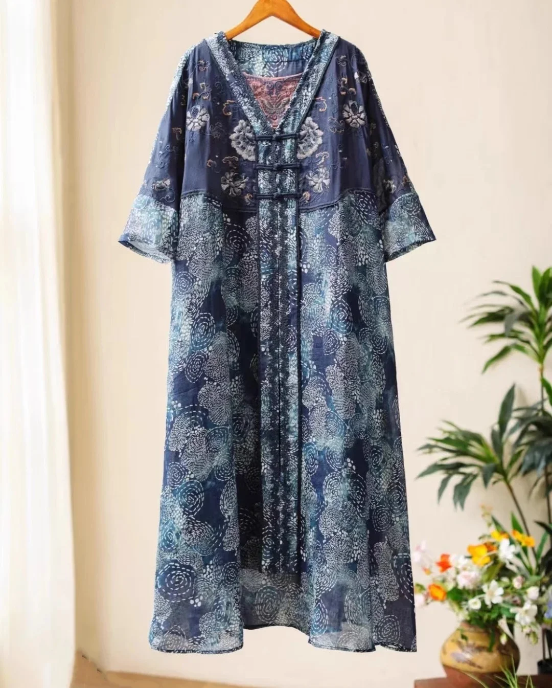 فساتين نسائية كلاسيكية جديدة 100% فساتين فضفاضة مطرزة بطباعة رامي أزرق طويل رداء على الطراز الصيني فساتين للعطلات بنصف كم