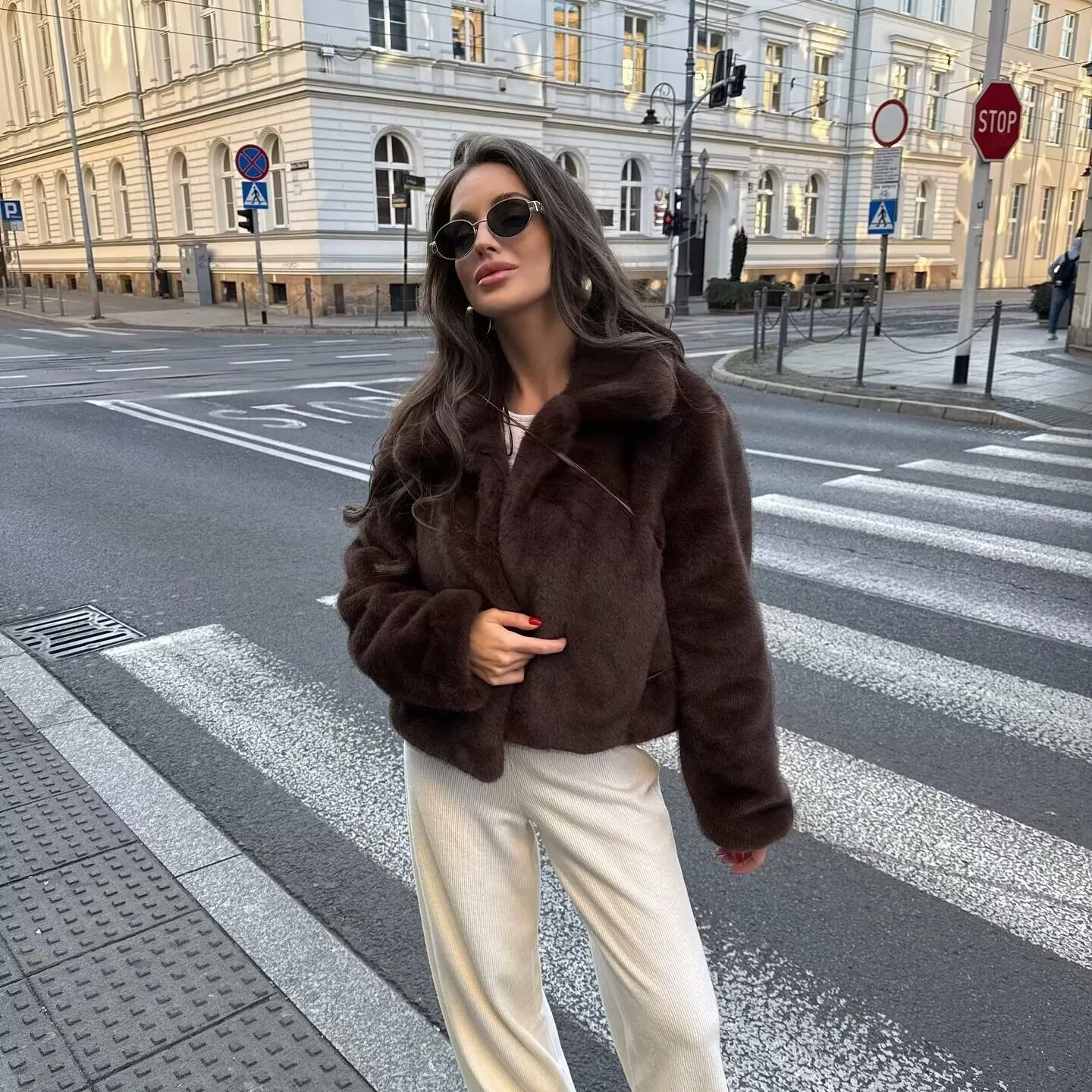 เสื้อโค้ทขนเฟอร์เทียมทรงหลวมสำหรับผู้หญิง แฟชั่นฤดูใบไม้ร่วงฤดูหนาว ดีไซน์อเนกประสงค์ ปกเสื้อแบบปกเชิ้ต แขนยาว ทรงเข้ารูป แจ็คเก็ตเนื้อนุ่ม สีพื้น เสื้อคลุมตัวนอก