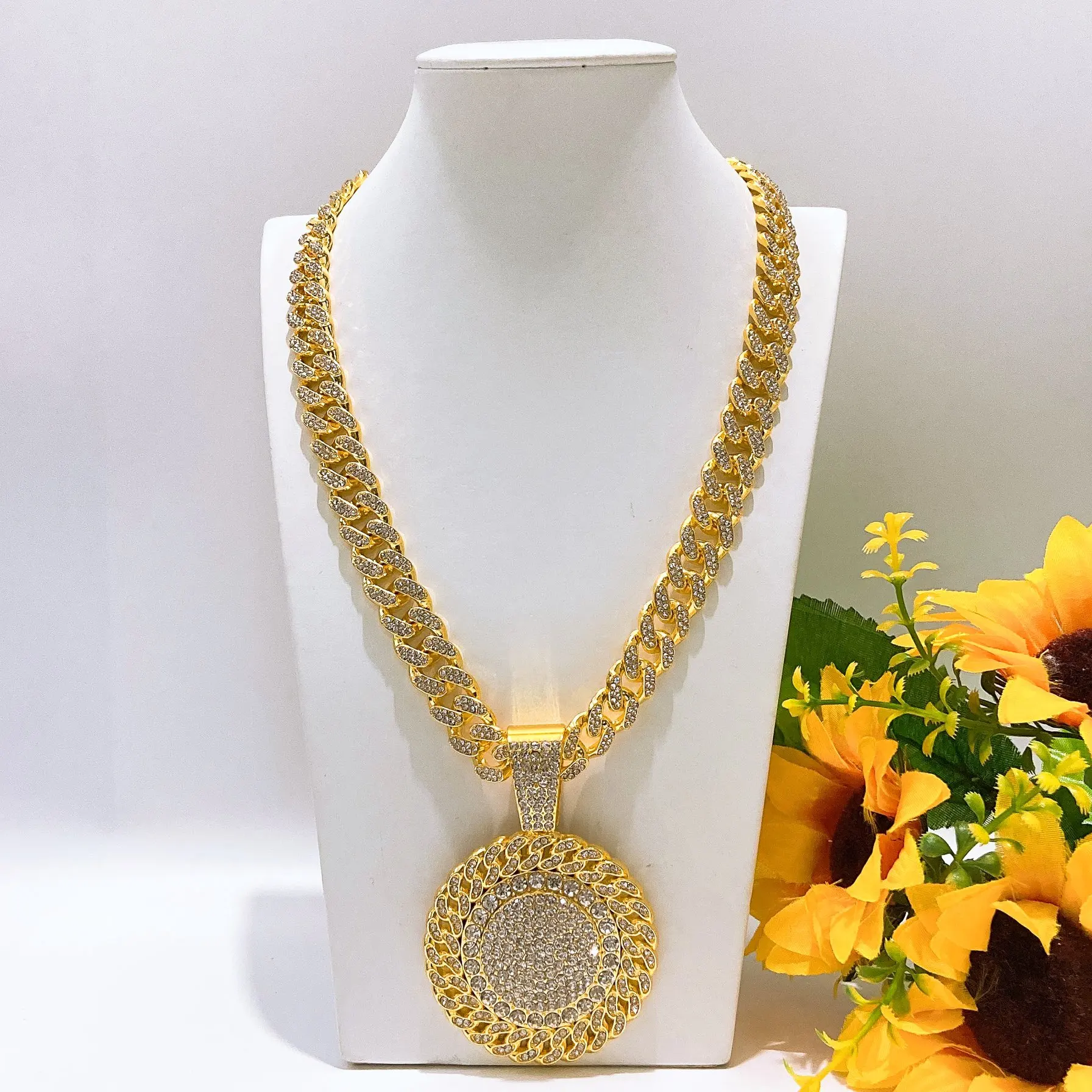 

Yulaili позолоченное кубинское звено ожерелье, большой кулон, блестящий кубический цирконий, ювелирные изделия в стиле хип-хоп для женщин и мужчин, вечерние модные акцериды