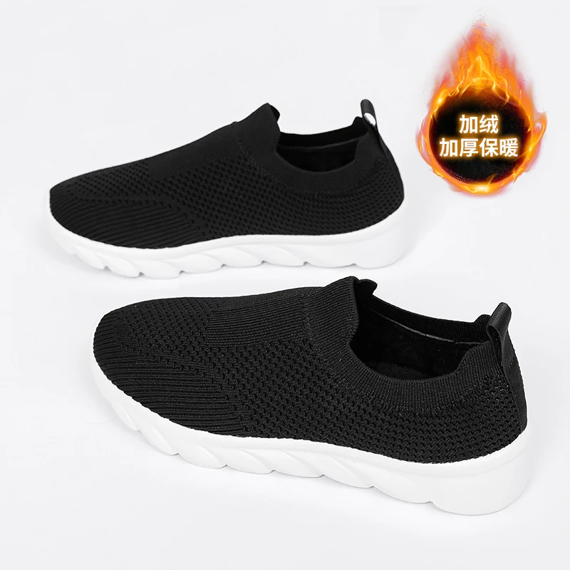 In autumn and winter of 2024, the new velvet cotton shoes with one pedal and one foot set are leisure walking shoes for men and