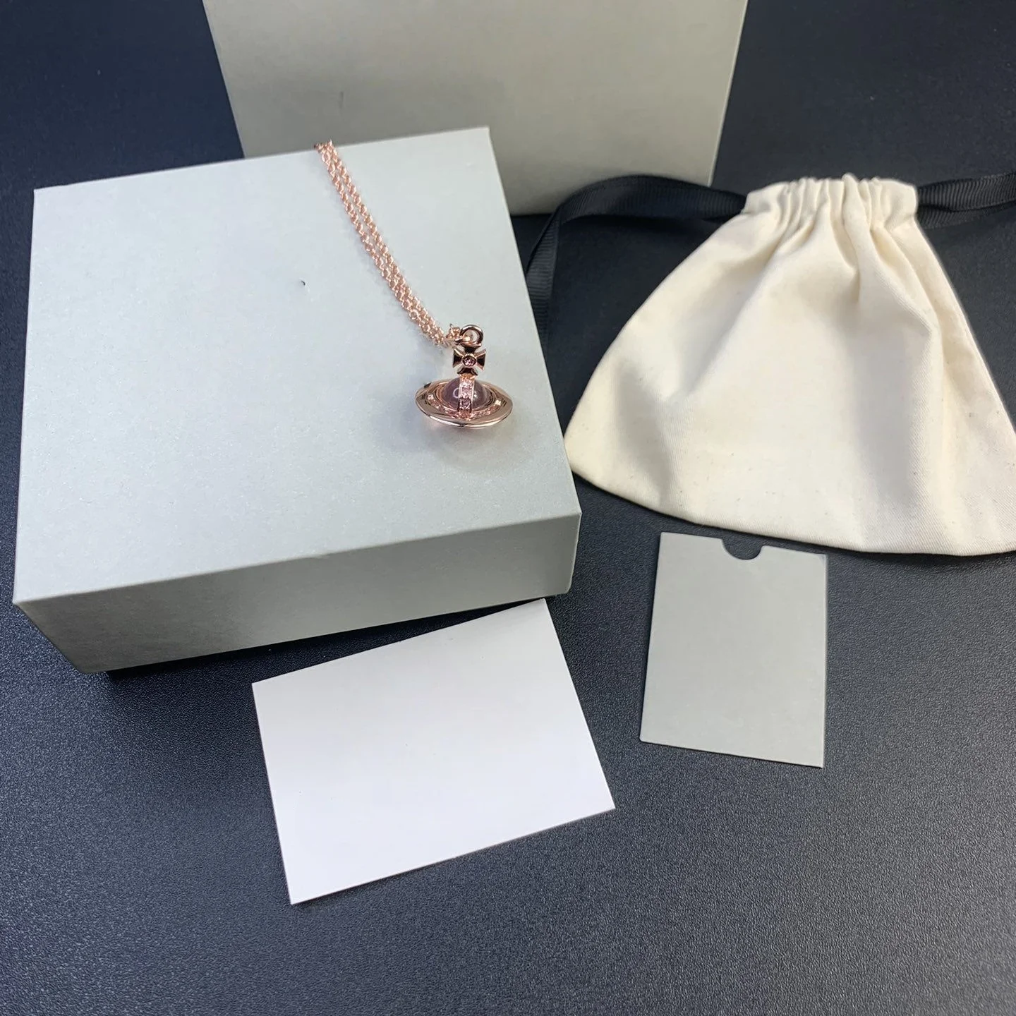 S925 فضة سحر فتاة الوردي ثلاثي الأبعاد قلادة زحل صغيرة قلادة السيدات المجوهرات الأبدية