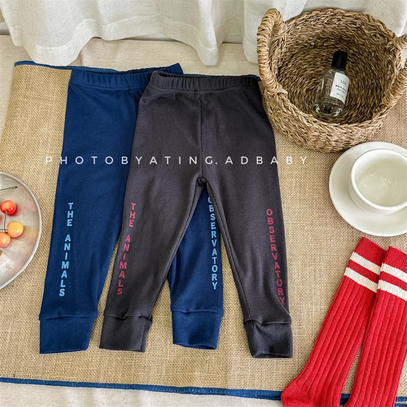 2025 Autunno Nuove ragazze Leggings con stampa di lettere Cotone Neonata Pantaloni elastici versatili Pantaloni casual per bambini Vestiti per bambini