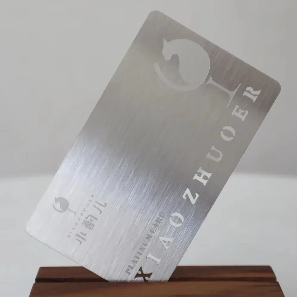 Scheda di slot per chip EMV di credito in metallo con finitura opaca spazzolata vuota personalizzata da 0,8 mm con striscia magnetica