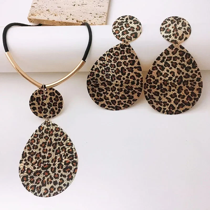 

Hip-hop Water Droplet Shaped Metal Necklace for Women Circular Tubes Minimalist Exaggerated Black PU Rope Pendant Necklace