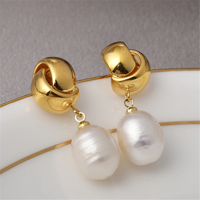 

Baroque shaped freshwater pearl earrings retro fashion versatile design golden fashion ladies 2024 Jewelry Pearl Earrings