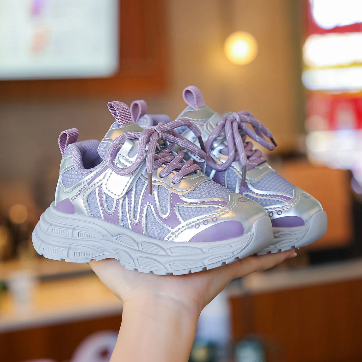 

Детские кроссовки из сетки, дышащие, для мальчиков и девочек, с толстой мягкой подошвой, осенняя новинка 2026 года, повседневная обувь для детей, стильные, нескользящие