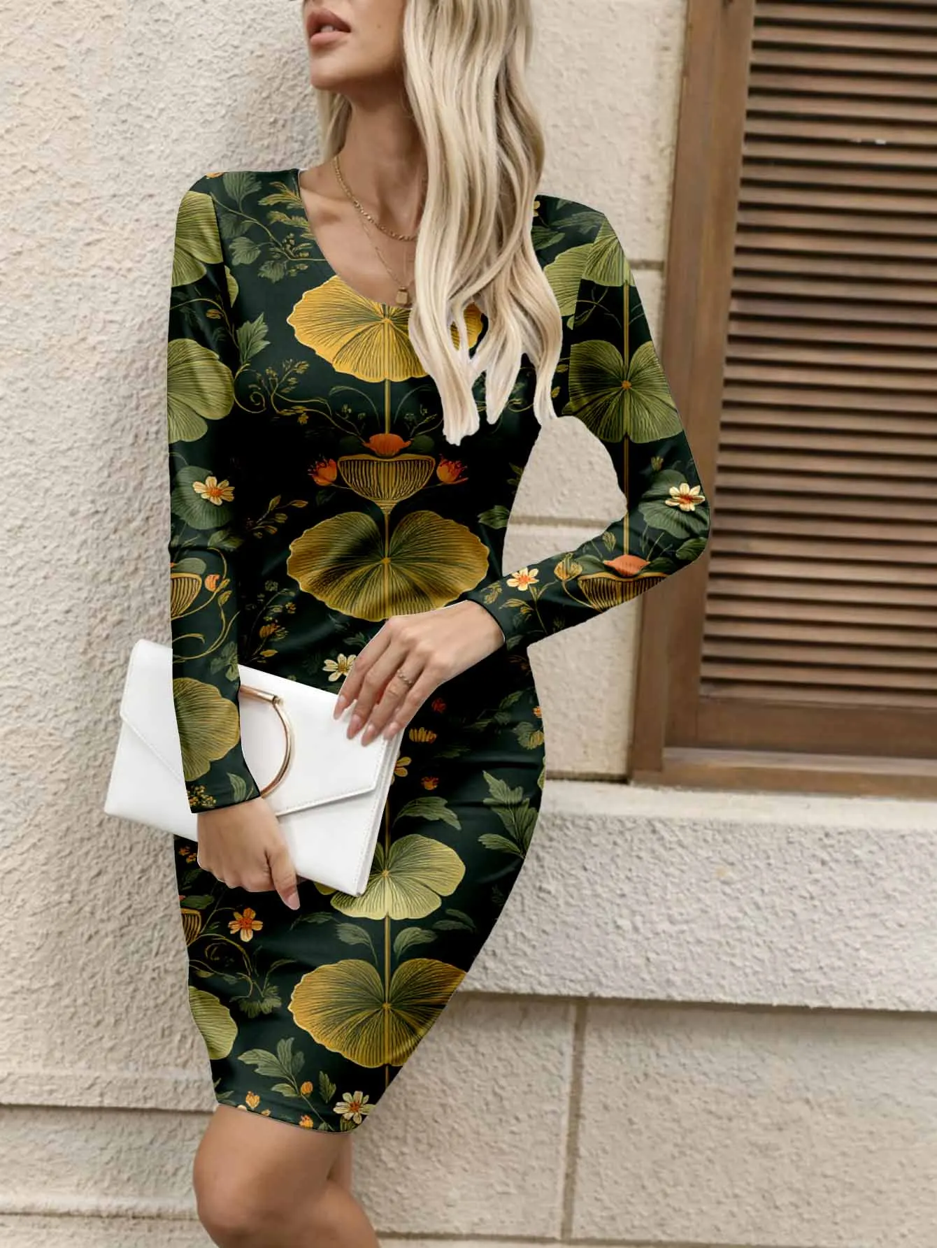 Thin and waist cinching long sleeved dress, with a sharp cut that creates an elegant and charming posture