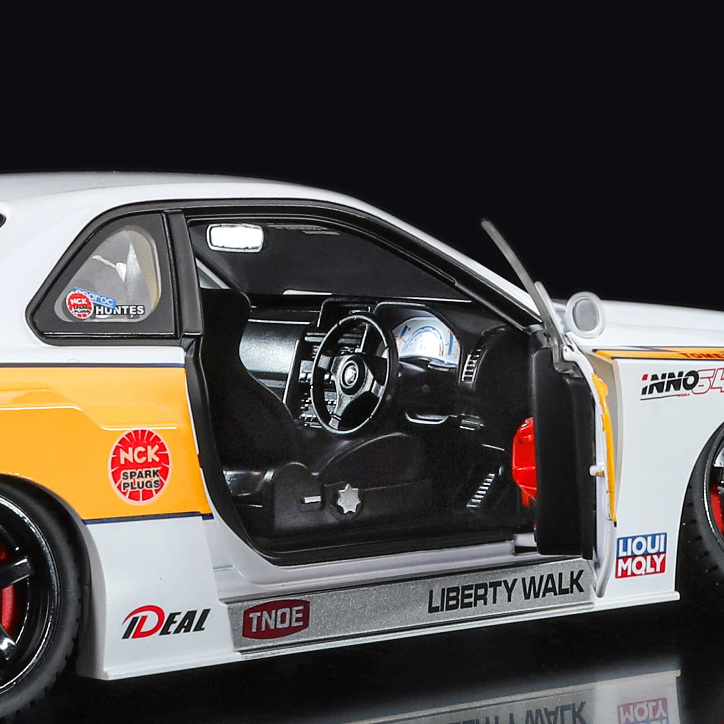 1:18 نيسان GTR R34 سكايلين S15 LBWK سبيكة نموذج سيارة لعبة Diecasts صب المعادن الصوت والضوء سيارات لعب للأطفال مركبة